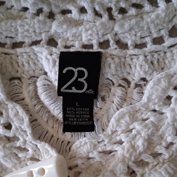 Chic White Crochet Women's Blouse - Picture 2 of 5